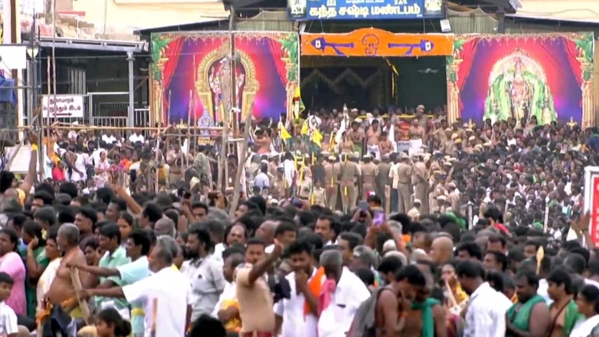 திருச்செந்தூர் கந்தசஷ்டி: சூரசம்ஹாரம் கோலாகலம்! லட்சக்கணக்கான பக்தர்கள் பரவசம்!