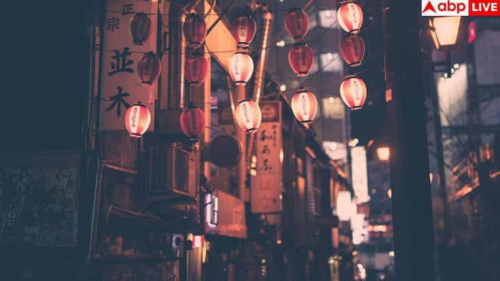 उनकी डाइट भी भारतीयों से काफी अलग है. जापानी खाने में मछली, हरी सब्जियां और किण्वित चीजें जैसे मिसो और अचार बड़ी मात्रा में शामिल होते हैं. इससे शरीर को ओमेगा-3 फैटी एसिड और अच्छे बैक्टीरिया मिलते हैं जो हार्ट और किडनी की सेहत को मजबूत बनाते हैं. इसके उलट भारत में पैकेज्ड और प्रोसेस्ड फूड्स तेजी से बढ़े हैं, जिससे संतुलित खानपान का कल्चर धीरे-धीरे गायब हो गया है.