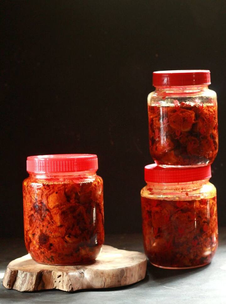 लोणच्यामध्ये मीठ, तेल, आणि मसाल्यांचं प्रमाण खूप जास्त असतं, जेव्हा या सगळ्या गोष्टी प्लास्टिकच्या संपर्कात येतात तेव्हा त्यातून बी.पी.ए.सारखे नुकसानकारक केमिकल बाहेर पडायला लागतात.