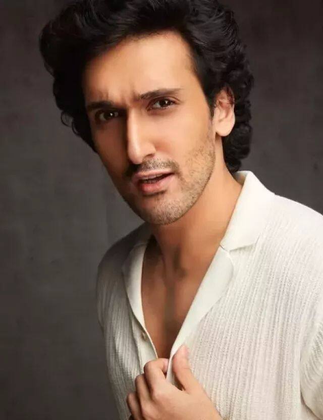 Yashvardhan was also very active on social media. He had more than 50 thousand followers on Instagram but at present he has kept his Instagram deactivated. He used to share pictures related to his fitness, travel and family.