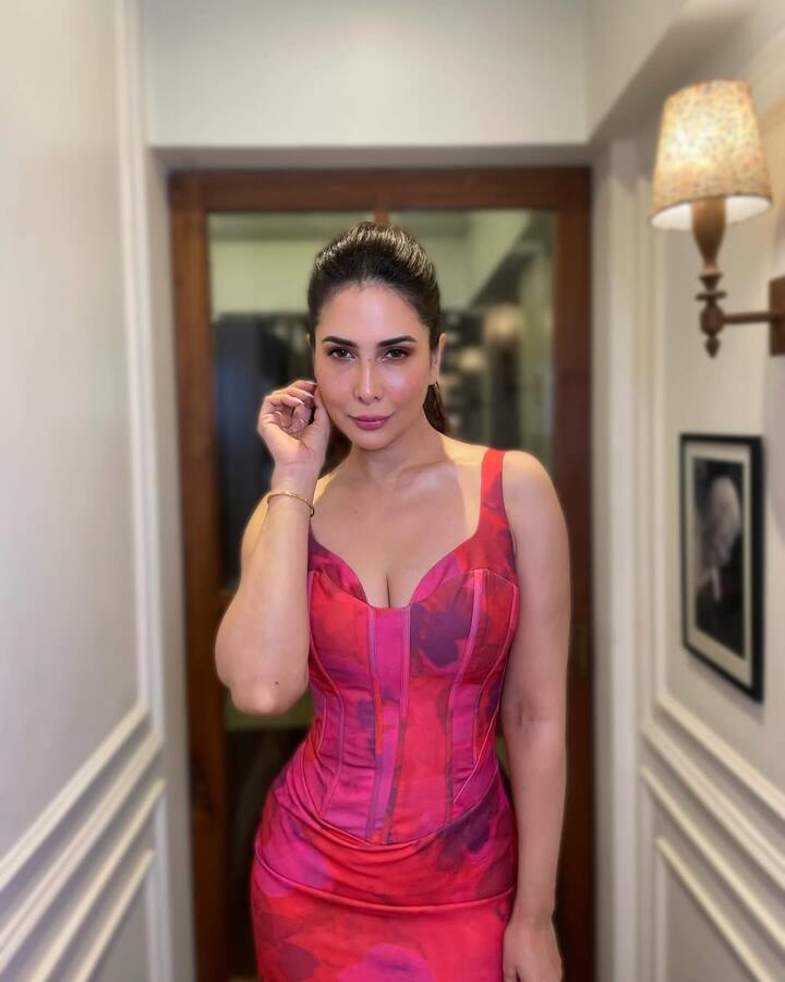 Kim Sharma - Kim Sharma made everyone crazy with her bold avatar in the film. He was liked a lot in this film. But later the actress was not offered any special roles. She also left acting many years ago. But even at the age of 45, fans are crazy about her beauty.