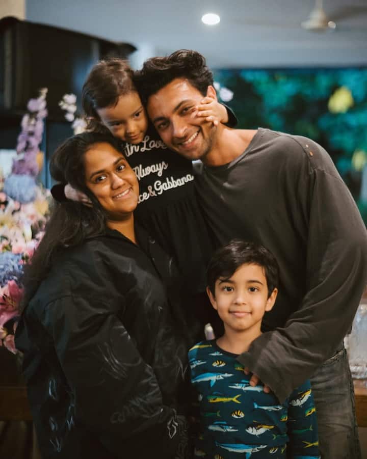 इस कपल का एक बेटा आहिल और एक बेटी आयत है.