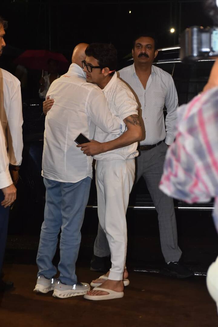 Singer Sonu Nigam also attended the actor's prayer meet to encourage Satish Shah's family.