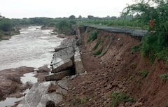 Amreli Rain: નદી પાસે અચાનક દિવાલ તૂટતા રસ્તો ધોવાયો, પોલીસની સતર્કતાથી મોટી દુર્ઘટના ટળી 