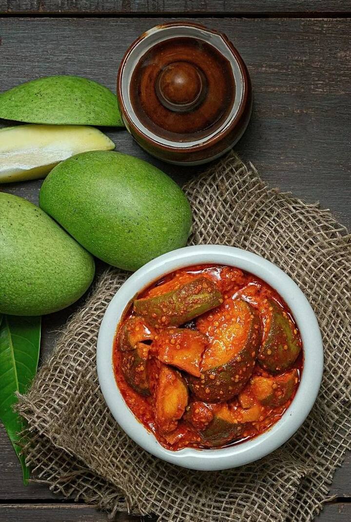 इतकंच नाही तर बाजारातसुद्धा लोणचं प्लास्टिकच्या डब्यातच मिळतं.