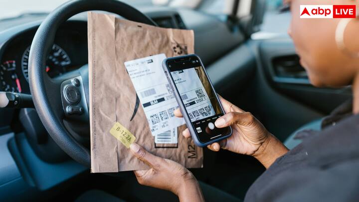 ये QR यानी क्विक रिस्पांस कोड स्कैन करने के साथ ही तुरंत रीड कर लिया जाता है और पेमेंट हो जाती है. ये QR कोड हजारों कैरेक्टर को स्टोर करने की क्षमता रखता है. इस वजह से ये बेहद खास है.