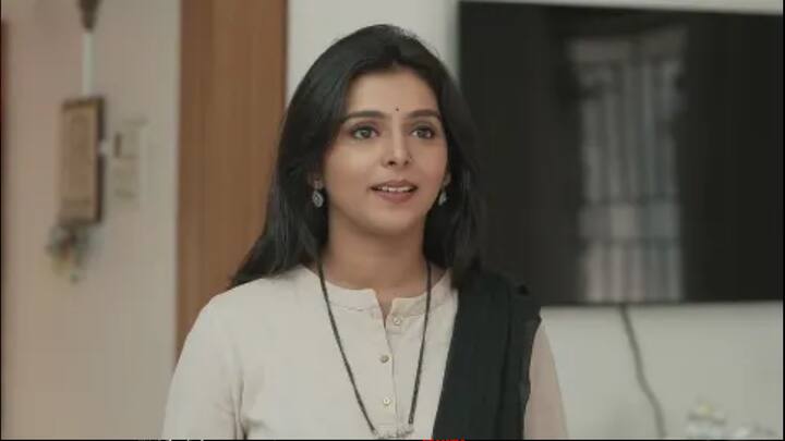 अभिनेत्री येत्या काही दिवसांत लोकप्रिय मराठी अभिनेता अमित रेखीशी लग्नगाठ बांधणार आहे. या दोघांच्या साखरपुड्याचे फोटो नुकतेच सोशल मीडियावर व्हायरल झाले आहेत.