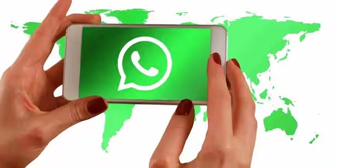 બીજી તરફ જે ડિવાઈસ પર તમે વોટ્સએપ યુઝ કરો છો જેમ કે તમારા કમ્પ્યુટર પર, WhatsApp વેબ અથવા ડેસ્કટોપ એપ્લિકેશન ઓપન કરો અને તમારા ફોનથી QR કોડ સ્કેન કરો. એકવાર સ્કેન પૂર્ણ થઈ જાય પછી નવું ડિવાઈસ તમારા એકાઉન્ટ સાથે લિંક થઈ જાય છે, અને મેસેજ અને ફોટો-વીડિયો ત્યાં જોવા મળે છે