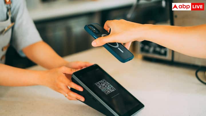 आजकल हर जगह इस्तेमाल होने वाले इस QR code का इन्वेंशन किसने किया था, ये बात शायद ही कोई जनता हो. ऐसे में आइए हम आज आपको बताते हैं QR कोड के इन्वेंशन की कहानी.