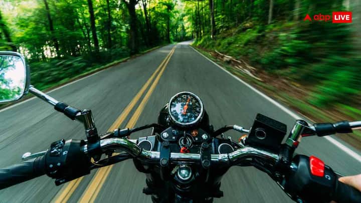To increase the mileage of the bike, use clutch and gear properly. Many people continuously press the clutch or change gears frequently, which puts pressure on the engine and consumes more petrol. Therefore, use the clutch only while changing gears and choose the right gear according to the road conditions.