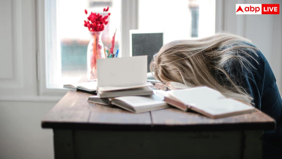 tiredness reasons why you are tired all time even after a sound sleep deficiency of nutrients in body dehydration depression क्या आप भी हर समय थका हुआ महसूस करते हैं? बॉडी टायर्डनेस के पीछे हो सकते हैं ये कारण