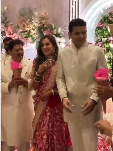 शिवसेना पक्षाचे युवा नेते समाधान सरवणकर यांच्यासोबत तेजस्विनी लोणारी आपली लग्नगाठ बांधणार आहे.