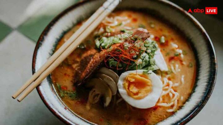 शोर्बा एक हल्का लेकिन हेल्दी अफगान सूप है जिसे ठंडी शामों में पीना बहुत सुखद लगता है. इसे मटन या चिकन, टमाटर और खास अफगान मसालों के साथ धीमी आंच पर पकाया जाता है. यह शरीर को गर्म रखता है और इम्यूनिटी को बढ़ाता है. अफगान परिवारों में इसे स्टार्टर या हल्के डिनर के रूप में परोसा जाता है. अगर आप सूप लवर हैं, तो शोर्बा आपके लिए परफेक्ट डिश है.