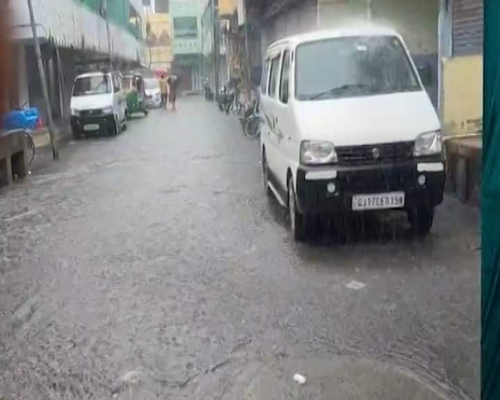 Saurashtra rains: સામાન્ય રીતે શિયાળાના પગરવ સમયે ગુજરાતમાં ઠંડીનો અનુભવ થતો હોય છે, પરંતુ આ વર્ષે કુદરત જાણે રુઠી હોય તેમ, સૌરાષ્ટ્રના અનેક જિલ્લાઓમાં ભારે કમોસમી વરસાદ (માવઠું) વરસી રહ્યો છે.