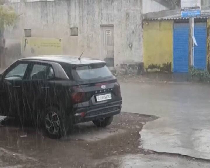 ગીર સોમનાથ જિલ્લામાં છેલ્લા 24 કલાકમાં 3 થી 7 ઇંચ જેટલો ધોધમાર વરસાદ વરસ્યો છે, જેના કારણે જિલ્લામાં જળબંબાકારની સ્થિતિ સર્જાઈ છે. સૌથી વધુ વરસાદ સુત્રાપાડા તાલુકામાં 7 ઇંચ અને ઉના, વેરાવળ, ગીર ગઢડા તથા કોડીનારમાં 5 ઇંચ નોંધાયો છે. ભારે વરસાદના પરિણામે હિરણ - 2 ડેમમાં પાણીની ભારે આવક થતાં પ્રશાસને ડેમના 2 દરવાજા 0.5 મીટર સુધી ખોલીને નીચાણવાળા ગામો જેવા કે ઉમરેઠી, માલજીજવા, સેમરવાવ (તાલાલા) અને ભેરાળા, મંડોર, પ્રભાસ પાટણ (વેરાવળ) ને એલર્ટ કર્યા છે. સુત્રાપાડાના ગાગેથા અને અરણેજ નજીકથી પસાર થતી હોમત નદીએ રૌદ્ર સ્વરૂપ ધારણ કર્યું છે.