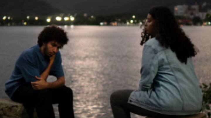 সম্পর্কে ভালবাসা থাকলে অদৃশ্য বোঝাপড়া তৈরি হয়ে যায়। মুখে না বললেও, পরস্পরের ভাবনা, অনুভূতি, চাওয়া-পাওয়া বুঝে যাই আমরা। পরস্পরকে স্পেস দিতেও দ্বিধা করি না। কিন্তু সম্পর্ক অভ্যাসে পরিণত হলে, পরস্পরের উপর নির্ভরশীল হয়ে পড়ি আমরা। সামনের জনের থাকা না থাকা স্বার্থনির্ভর হয়ে পড়ে।