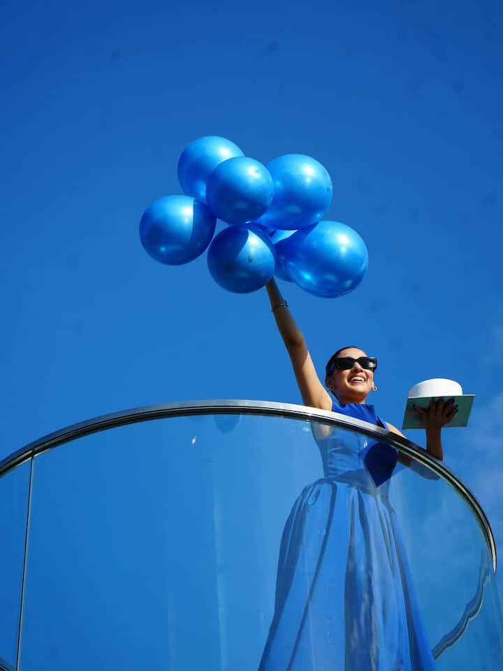 तस्वीरें शेयर करते हुए आरजे महवश ने लंबा सा कैप्शन लिखा जहां उन्होंने जन्मदिन पर फोन स्विच ऑफ करने के राज से पर्दा उठाया है. उन्होंने बताया कि अपने हर जन्मदिन पर वो फोन स्विच ऑफ करते हुए खुद को दुनिया से डिस्कनेक्ट कर लेती हैं.