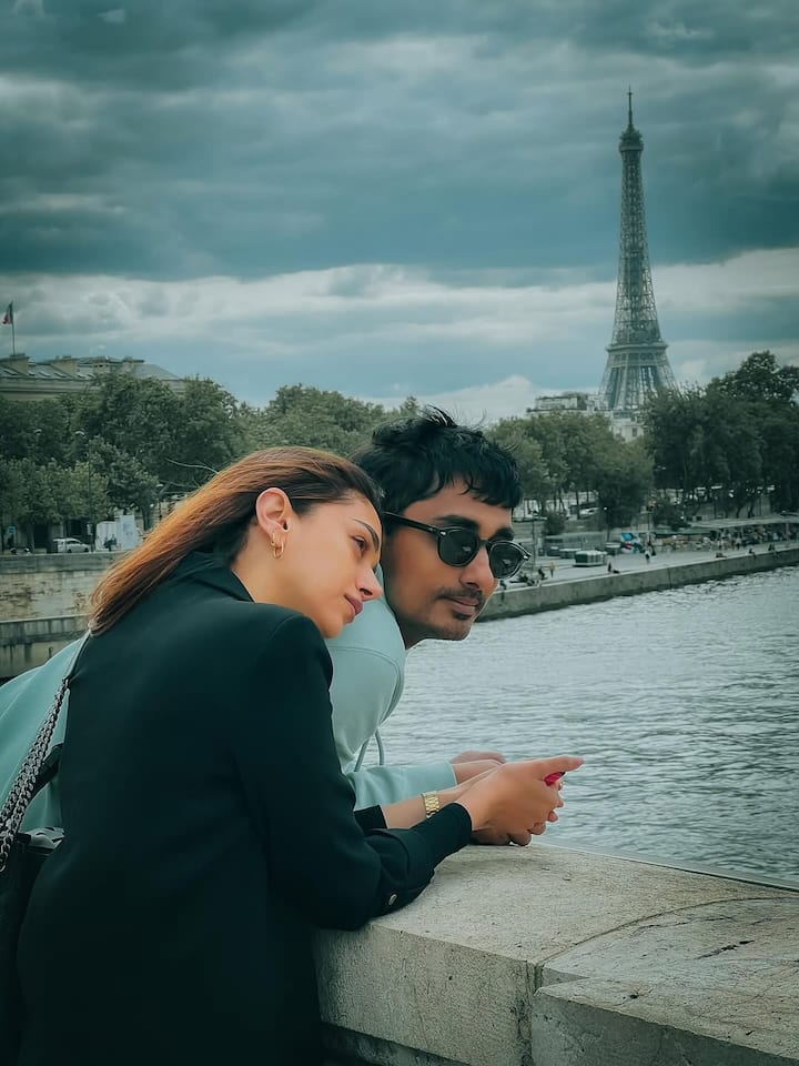 कपल की इन तस्वीरों को सोशल मीडिया पर काफी पसंद किया जा रहा है. पोस्ट शेयर करने के महज कुछ ही घंटों में ये वायरल हो गई है और नेटीजंस भी दोनों की इस प्यार सी जोड़ी की बलाएं ले रहे हैं.