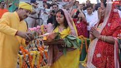 मनोज तिवारी की पत्नी ने दिल्ली की मुख्यमंत्री रेखा गुप्ता संग की छठ पूजा, यमुना में खड़े होकर दिया सूर्य को अर्घ्य