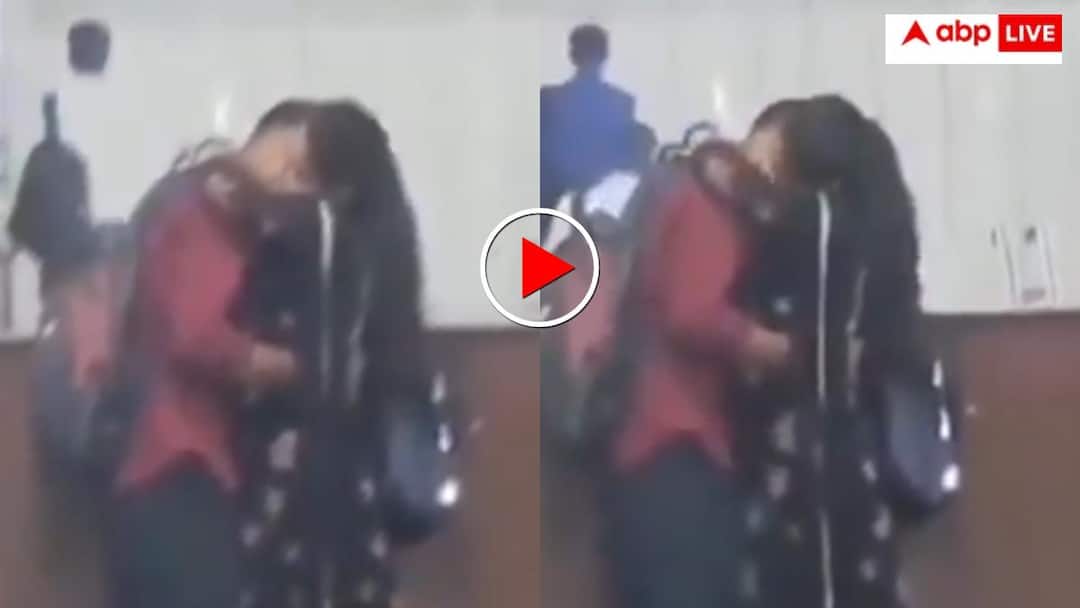 Couple got intimate at the metro station and started kissing video goes viral मेट्रो के बजाय स्टेशन पर ही लिपलॉक करते मिले लड़का-लड़की, वीडियो देख यूजर्स बोले- 'एक OYO कोच भी जोड़ दे सरकार'