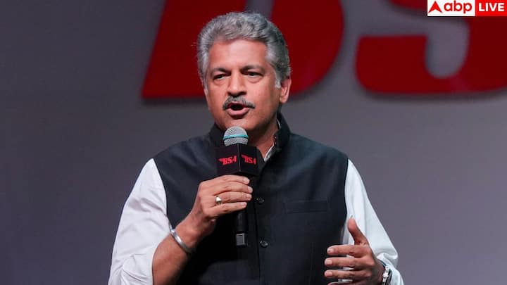 अनंद महिंद्रा अपनी कसरत को एक ही ढर्रे पर नहीं रखते. कभी स्विमिंग और इलिप्टिकल मशीन पर कार्डियो करते हैं, तो कभी वजन उठाकर मांसपेशियों को मजबूत बनाते हैं. साथ ही योग और स्ट्रेचिंग से लचीलापन और संतुलन बनाए रखते हैं. यह विविधता उनके शरीर को सक्रिय रखती है और किसी एक हिस्से पर ज्यादा दबाव नहीं पड़ने देती.