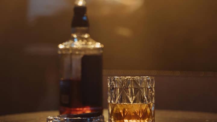 ध्यान देने वाली बात यह है कि गोवा से दूसरे राज्य में शराब ले जाने की एक सीमा तय है. आप केवल निर्धारित मात्रा में ही शराब बाहर ले जा सकते हैं, वरना यह कानूनी अपराध माना जाएगा.