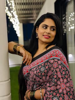 Dil Raju Wife: మహిళలు కోరుకునేది ఏమిటో చెప్పిన 'దిల్' రాజు వైఫ్... శారీలో లేటెస్ట్ ఫోటోలు