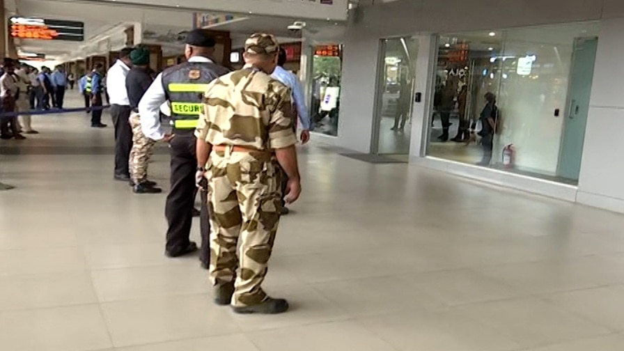 ઈરાનમાં બંધક બનાવાયેલા ચાર ગુજરાતી અમદાવાદ પરત ફર્યા, સરકારના પ્રયાસોથી થયો  તમામનો છૂટકારો | Four Gujaratis held hostage in Iran return to Ahmedabad