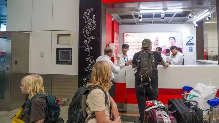 बैंक, सिम कार्ड, गैस कनेक्शन, स्कूल या किसी सरकारी योजना में आवेदन. अब देश में हर जगह आधार कार्ड की जरूरत होती है. बिना इसके लोगों के बहुत से काम अटक जाते हैं. कई बार आधार में गलत जानकारियां दर्ज हो जाती है. जिसे अपडेट करवाना पड़ता है.