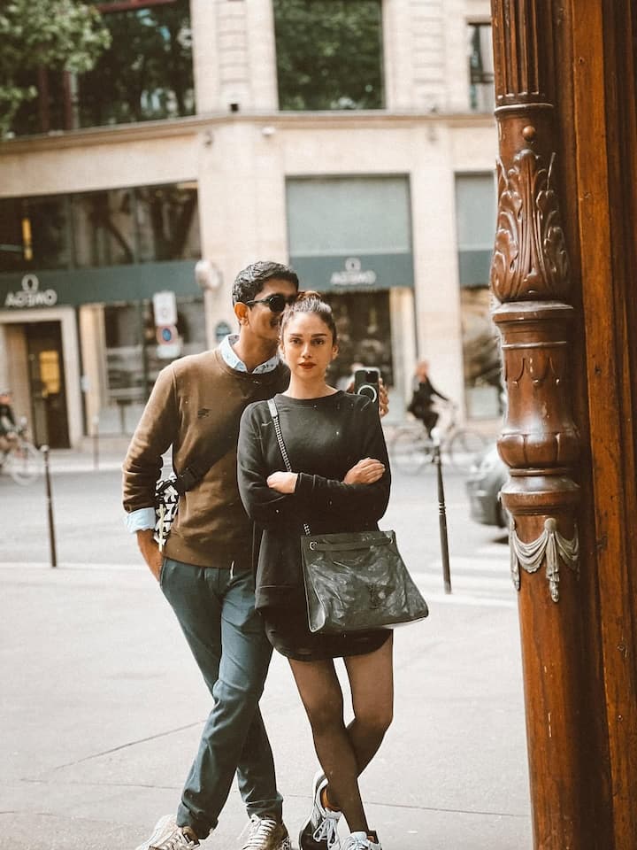 बता दें कि अदिति राव हैदरी अपने पति सिद्धार्थ संग हैप्पी मैरिड लाइफ एंजॉय कर रही हैं. लंबे समय तक एक दूसरे को डेट करने के बाद दोनों ने गुपचुप शादी कर ली. लेकिन बहुत ही कम लोग ये जानते हैं कि एक्ट्रेस की ये दूसरी शादी है.