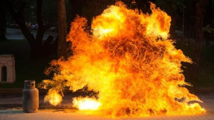 कई लोग इस योजना की जानकारी न होने के चलते नुकसान होने पर बीमा दावा नहीं करते. इसलिए सरकार और कंपनियां समय-समय पर उपभोक्ताओं को जागरूक करती रहती हैं. LPG बीमा का फायदा उठाने के लिए जरूरी है कि कनेक्शन एक्टिव हो और गैस चूल्हा, रेगुलेटर और बाकी चीजें सर्टिफाइड कंपनी के ही हों.