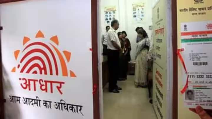 આ નવી e-Aadhaar એપ્લિકેશન આર્ટિફિશિયલ ઇન્ટેલિજન્સ (AI) અને ચહેરાની ઓળખ (Facial Recognition) ટેકનોલોજીથી સજ્જ હશે. આનાથી અપડેટ પ્રક્રિયા વધુ ઝડપી, સરળ અને સૌથી મહત્ત્વનું, સુરક્ષિત બનશે. એપ્લિકેશનમાં દાખલ કરવામાં આવેલી કોઈપણ માહિતી તમારા અન્ય સરકારી દસ્તાવેજો જેમ કે PAN, પાસપોર્ટ, ડ્રાઇવિંગ લાઇસન્સ અથવા રેશન કાર્ડ સાથે આપોઆપ ચકાસવામાં આવશે. આ પગલું છેતરપિંડીનું જોખમ ઘટાડશે અને ડેટાની સુરક્ષા સુનિશ્ચિત કરશે, જેથી ગ્રાહકોને હવે આધાર સેવા કેન્દ્રોની વારંવાર મુલાકાત લેવાની જરૂર નહીં રહે.