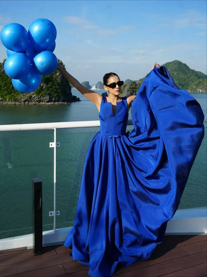 महवश के मुताबिक ये उनका पहला ऐसा बर्थडे है जब उन्होंने सुकून महसूस किया है. इसके साथ ही वो चाहती हैं कि हर साल भगवान ही उनका जन्मदिन प्लान करें. अब आरजे महवश की तस्वीरे तेजी से सोशल मीडिया पर वायरल हो रही हैं और इसमें नेटीजंस का भी जबरदस्त रिएक्शन देखने को मिल रहा है.