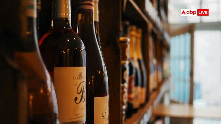 Cheap Liquor Bottle: भारत में इस जगह अगर आप घूमने आना चाहते हैं और शराब पीना पसंद करते हैं, तो आपको बहुत सस्ते दाम पर शराब मिल जाती है. आइए आपको इसका कारण बताते हैं.