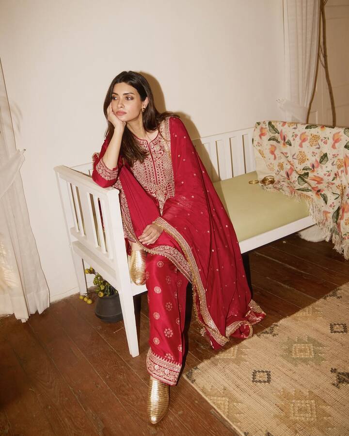 Diana Penty's house is in the news these days, and the reason for this is Farah Khan's arrival there. Farah Khan is visiting the homes of Bollywood celebrities these days through her YouTube show, where she shows fans a glimpse of their homes. This time when she reached Diana Penty's house, she herself was stunned by what she saw. As Farah looked at every corner of the house, she was seen repeatedly saying that she had rarely seen such a beautiful and royal house.