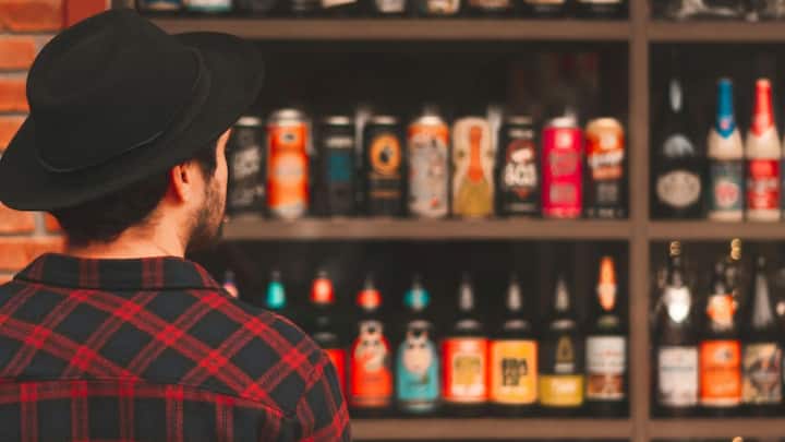 गोवा की सस्ती शराब ने न सिर्फ पर्यटकों को, बल्कि शराब उद्योग को भी एक नई पहचान दी है. यहां हर गली में छोटी वाइन शॉप या बार मिल जाता है, और कीमतें इतनी आकर्षक हैं कि कई बार लोग सिर्फ सस्ती दारू पीने के लिए गोवा की यात्रा कर डालते हैं.