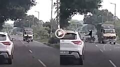 Video: लहरा-लहराकर चला रहा था बाइक, पिकअप से जा टकराया, कई फीट ऊपर उछला शख्स, वीडियो वायरल