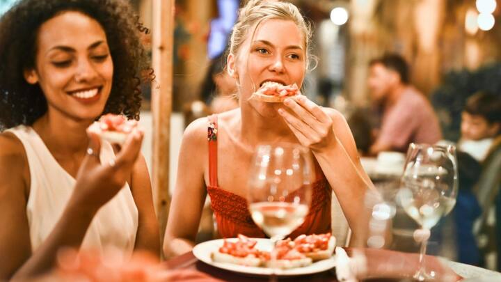 మీరు రెస్టారెంట్లలో ఆహారానికి మాత్రమే డబ్బు చెల్లించాలి అని అనుకుంటే, ఇటలీకి వెళ్ళిన తర్వాత మీ భ్రమ కచ్చితంగా తొలగిపోతుంది. ఇక్కడ రెస్టారెంట్లలో మీరు ఆహారాన్ని ఆర్డర్ చేసినప్పుడు, బిల్లులో కోపర్టో అనే ప్రత్యేక విభాగం చేరుతుంది. ఇది చిట్కా లేదా పన్ను కాదు, కానీ మీ ముందు ఉంచిన టేబుల్, ప్లేట్,ఫోర్క్లకు వసూలు చేసే ఛార్జ్.