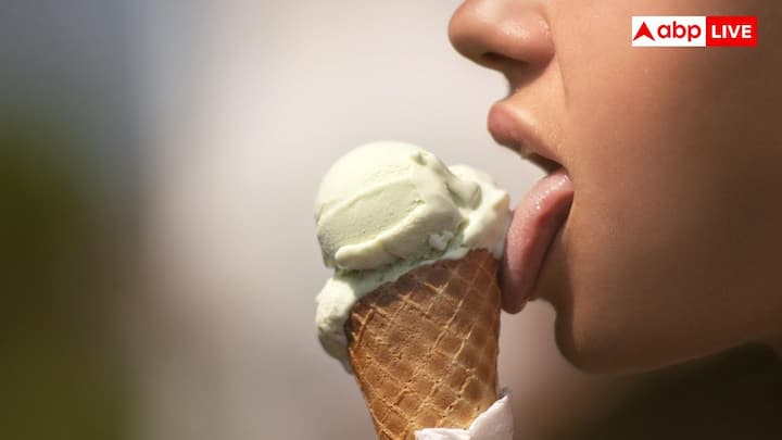 जीभ का रंग, बनावट और नमी किसी व्यक्ति की स्वास्थ्य स्थिति को बता सकती है. डिहाइड्रेशन और इंफेक्शन से लेकर जहर जैसी ज्यादा गंभीर हालातों तक जीभ का रंग बदल सकता है.