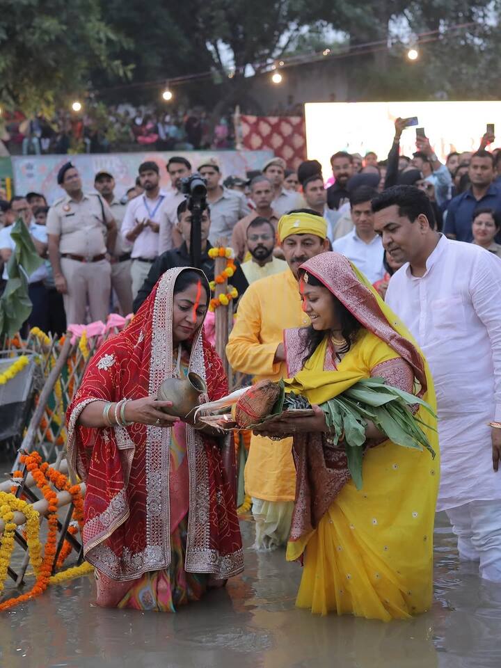 सुरभि ने दिल्ली की मुख्यमंत्री रेखा गुप्ता के साथ पूजा की.