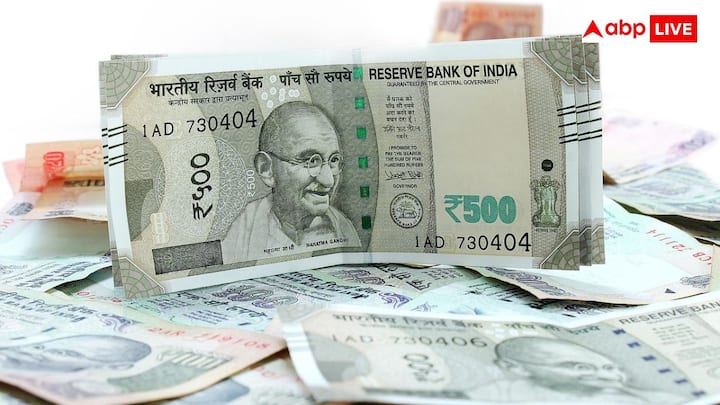 Silver Wire In Indian Currency: आप सभी ने भारतीय नोटों के बीच में एक चमकदार और पतला सा तार जरूर देखा होगा. लेकिन क्या आप जानते हैं कि यह तार किस चीज से बना होता है? आइए जानते हैं.