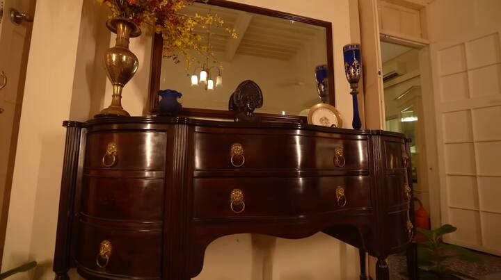 Not only this, the furniture kept in Diana's house is also more than a hundred years old. When Farah saw the interior of the house, she said that everything reflected a classic elegance. Old wooden shelves, artistic chairs and traditional dining sets, everything is there that tells the story of old times. Diana has maintained this house with its authentic identity, which makes it even more special.