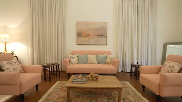 Seeing the soft pastel interiors of the house, pink sofa, floral cushions and vintage lamps, Farah said, everything is so lovely… just like you. Seeing the house, Farah jokingly said, it is as big as Shahrukh Khan's 'Mannat'! Even the dance studios of Lokhandwala are not that big.