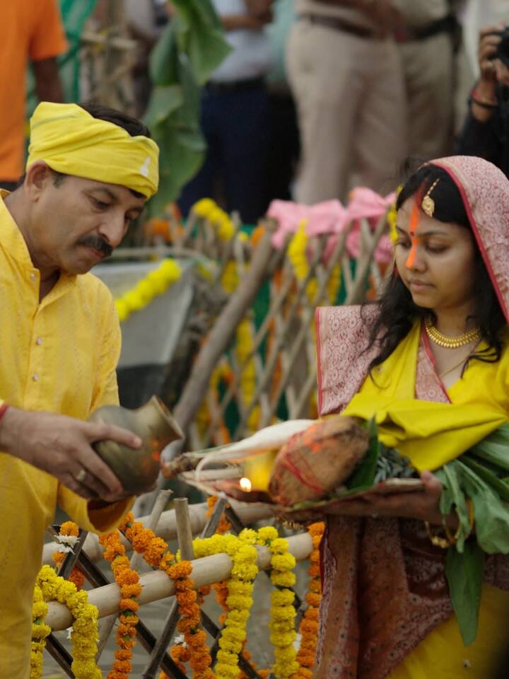सुरभि ने फोटोज शेयर करते हुए लिखा- जय छठी मैया. सुरभि की ये तस्वीरें वायरल हैं.