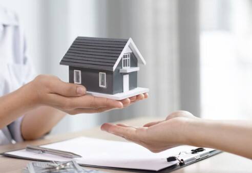 एक और स्मार्ट तरीका यह है कि हर साल एक अतिरिक्त ईएमआई चुकाई जाए। उदाहरण के लिए, अगर आप 12 की बजाय 13 ईएमआई चुकाते हैं, तो लोन की अवधि कई महीने कम हो जाती है। इससे लंबे समय में ब्याज में अच्छी-खासी बचत होती है, जिससे आपका बोझ कम होता है।