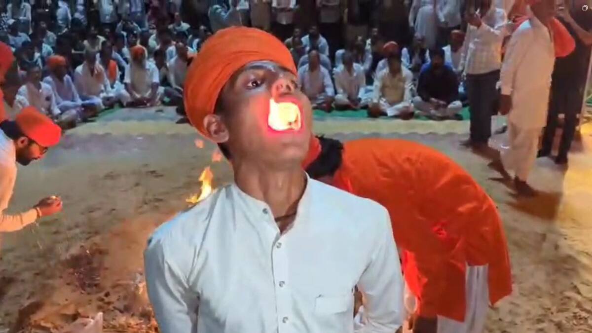 बीकानेर में मंदिर चोरी का खुलासा न होने पर संतों का अनूठा विरोध, अग्नि नृत्य कर दहकते अंगारों पर चले नंगे पांव