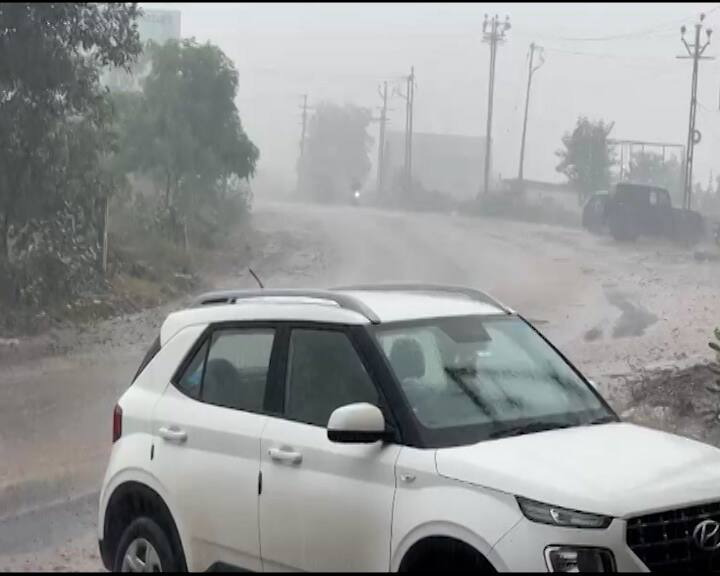 ભાવનગર જિલ્લામાં પણ વરસાદે હાહાકાર મચાવ્યો છે. સૌથી વધુ વરસાદ મહુવા માં નોંધાયો છે, જ્યાં 36 કલાકમાં 15 ઇંચ જેટલો જંગી વરસાદ વરસ્યો છે. આ ભારે વરસાદના કારણે મહુવા નગરપાલિકા વિસ્તારમાં બીજા દિવસે પણ ગોઠણ સમા પાણી ભરાયેલા જોવા મળ્યા હતા. લાંબા સમય સુધી વરસાદી પાણી ન ઓસરતા સ્થાનિક નગરપાલિકા પ્રશાસનની પ્રિ-મોન્સૂન અને આયોજનની કામગીરી સામે સવાલો ઊભા થયા છે.