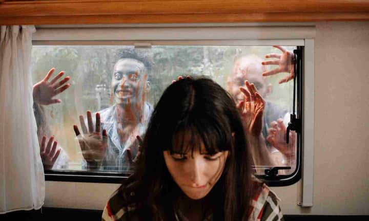 दरअसल हॉरर फिल्में  हमारे अंदर फाइट या फ्लाइट रिस्पांस को एक्टिव करती है. यानी डर के समय शरीर कैसे रिएक्ट करेगा. लेकिन हम फिल्म के जरिए इसे सुरक्षित माहौल में महसूस करते हैं, तो हमारा दिमाग धीरे-धीरे डर को पहचानना और काबू करना सीख जाता है.