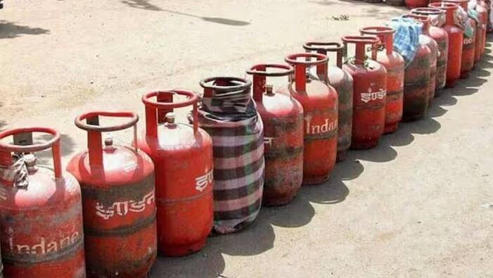 LPG કનેક્શન ખરીદનાર દરેક ગ્રાહકને નિશ્ચિત વીમા કવર આપવામાં આવે છે. ઘણા લોકો જાણતા નથી કે તેમને સિલિન્ડરની સાથે વીમા સુરક્ષા પણ મળે છે. જો ગેસ સિલિન્ડર સાથે કોઈ અકસ્માત થાય છે તો કંપની ગ્રાહકને નાણાકીય વળતર આપે છે.