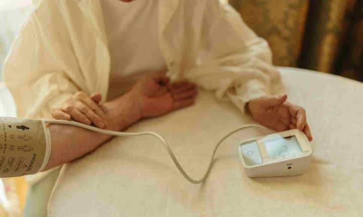 हाई ब्लड प्रेशर की वजह से लेफ्ट वेंट्रिकुलर हाइपरट्रॉफी भी हो सकता है. इसमें जब दिल को लगातार ज्यादा मेहनत करनी पड़े तो इसका बायां हिस्सा मोटा और सख्त होने लगता है. इसे लेफ्ट वेंट्रिकुलर हाइपरट्रॉफी कहते हैं. शुरुआत में इसके लक्षण नजर नहीं आते हैं, लेकिन धीरे-धीरे थकान, सांस फूलना और सूजन जैसी समस्याएं शुरू हो जाती है. वहीं अगर इसे कंट्रोल न किया जाए तो यह हार्ट फेल्योर में बदल सकता है.